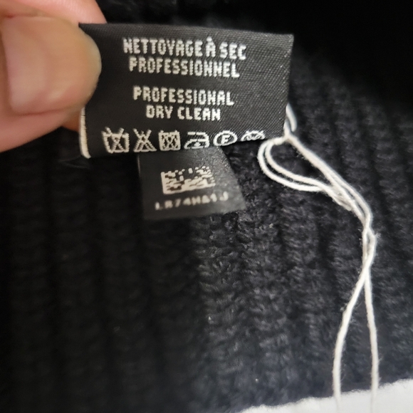 Chanel 24 fall Collection Signature beanie - Picture 11 of 14